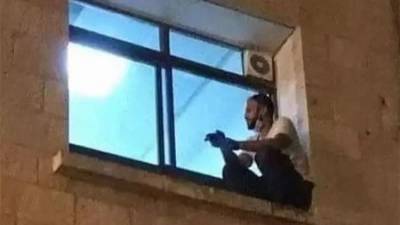 В Палестине парень каждый день взбирался по стене больницы, чтобы наблюдать за умирающей от коронавируса мамой