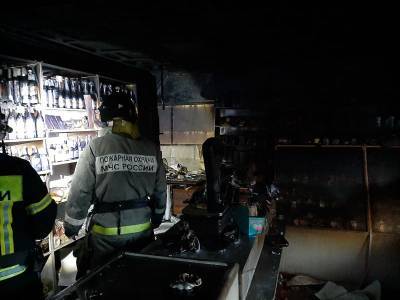 В смоленском ГУ МЧС рассказали подробности ночного пожара в магазине