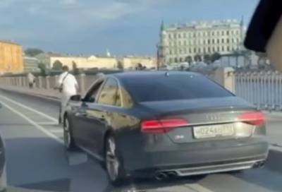Самокат VS Audi: двое не поделили велосипедную дорожку в Петербурге