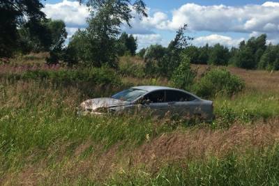 В Тверской области водитель увидел на дороге автоинспекторов и уехал в кювет