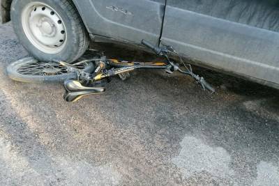 В Карелии юный велосипедист врезался в автомобиль, выезжая со двора