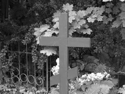 На кладбище под Петербургом вскрыли гроб умершей от рака женщины