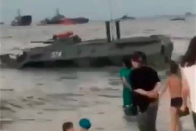 На российском пляже среди отдыхающих прошла тренировка военной техники