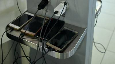 В Роскачестве развеяли миф о необходимости полной зарядки смартфонов
