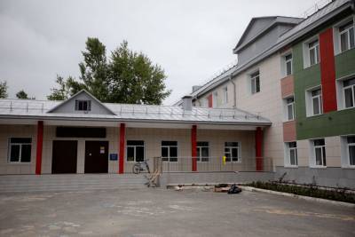 Мэр Южно-Сахалинска осмотрел ремонт восточной гимназии