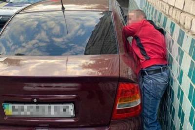 В Киеве грабитель пытался украсть магнитолу из автомобиля, но застрял. Фото
