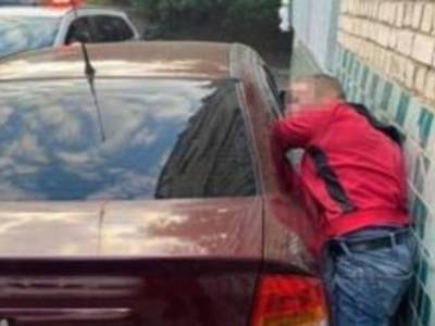 В Киеве вор пришел вскрывать автомобиль, но застрял между дверью и стеной дома