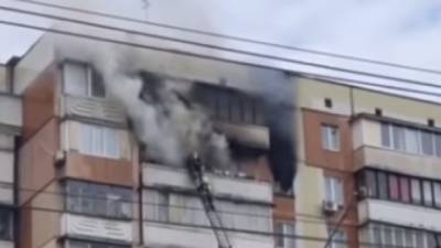 В Киеве горит многоквартирный дом: есть погибший