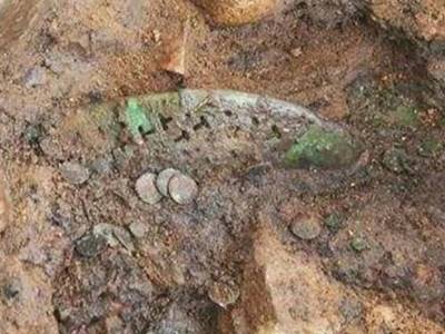 В Южной Корее во время раскопок гробницы нашли бронзовую обувь