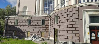 Отреставрированная за 800 млн рублей Национальная библиотека Карелии вновь встала на ремонт (ФОТО)