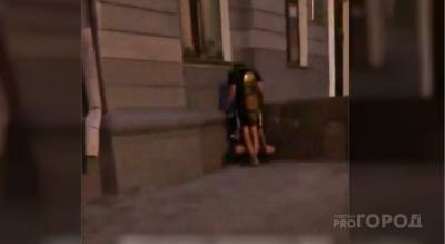 Молодая парочка предалась сексуальным утехам на центральной улице Чебоксар