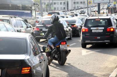 Мотоциклистов предлагают жестко штрафовать за лавирование на дорогах
