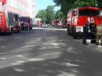 Около десятка пожарных машин выстроились у ТЦ на улице Бекетова в Нижнем Новгороде