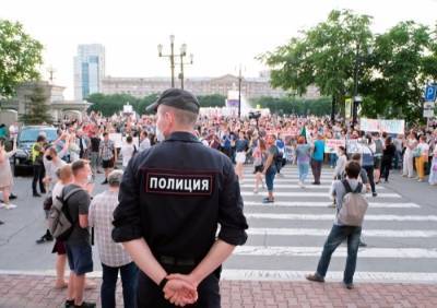 Песков: на протесты в Хабаровск прилетели псевдооппозиционеры и специальные дебоширы