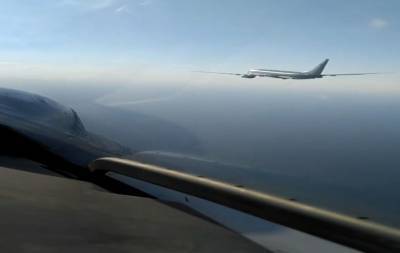 Перехват американского разведчика российским Су-27 показали на видео