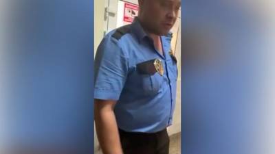 Охранник российской больницы пригрозил разбить пациенту голову
