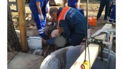 В Ленобласти пожарный вытащил из колодца потерявшего сознание рабочего