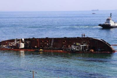 В Одессе опять вылилось топливо из затонувшего танкера, создав масштабное пятно (фото)