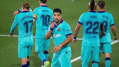 Испанская "Барселона" намерена продать 12 футболистов