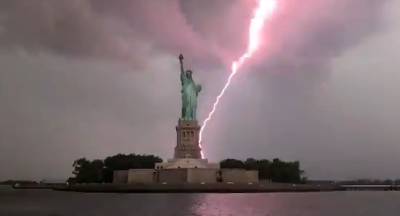 В Нью-Йорке в статую Свободы ударила молния