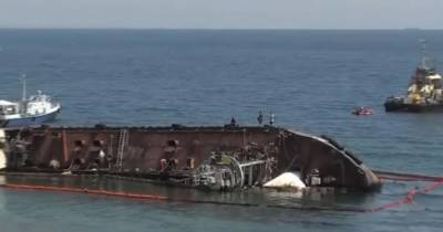 Из затонувшего в 2019 году под Одессой танкера снова полилась нефть