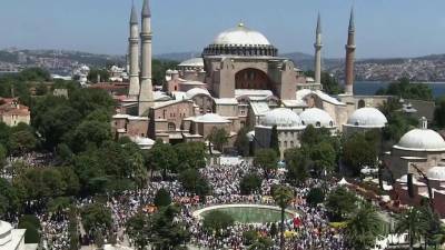 В Стамбуле в соборе Айя-София при огромном числе верующих состоялась пятничная молитва