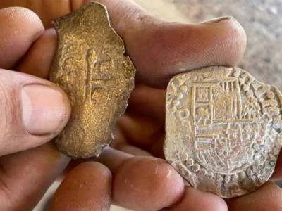 Во Флориде на пляже мужчина нашел клад испанских монет 18 века