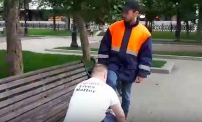 Москвич встал на колено перед мигрантом и почистил ему кроссовок: «Migrants lives matter» - bloknot.ru - Россия - США