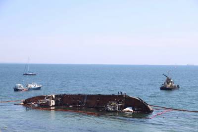 В Одессе произошел новый разлив нефти из затонувшего танкера "Делфи"