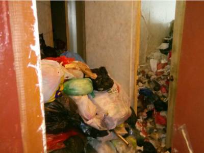 Сгнивший труп в заваленной мусором квартире нашли в Москве