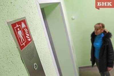 В трех домах Сыктывкара два месяца не работают лифты