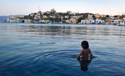 Туристы бегут с греческого острова после авиастычки Турции и Греции
