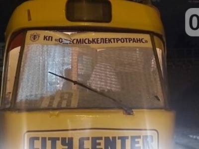 Пострадал водитель: хулиганы в Одессе забрасывали трамваи камнями