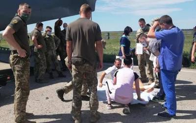 В Киев доставили 13 военных, раненых на Донбассе