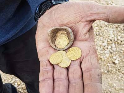 В Израиле нашли тайник с золотыми монетами, которому около 1200 лет