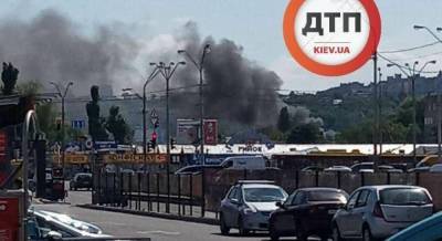 В Киеве у станции метро "Почайна" загорелся рынок (фото)