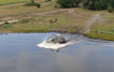 В ВСУ показали форсирование реки на бронетехнике