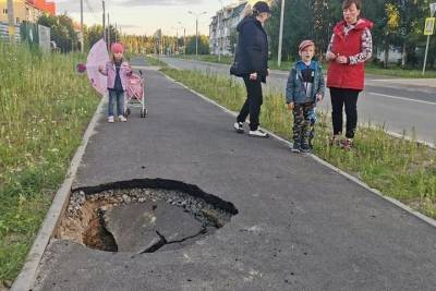 В Ярославле появились провалы на улице, отремонтированной год назад