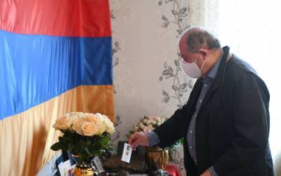 "Подвиг его бессмертен": президент Армении навестил родителей офицера Соса Элбакяна
