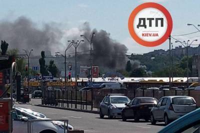В Киеве у метро "Почайна" вспыхнул пожар на рынке