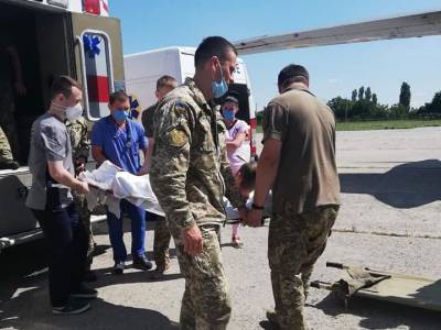 В Киев эвакуировали 13 раненных на Донбассе военных