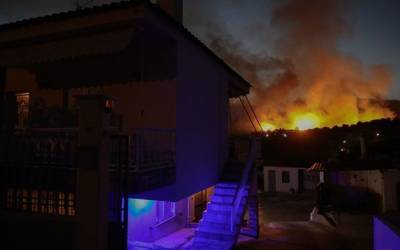 В Греции начался масштабный лесной пожар: огонь приближается к военному складу