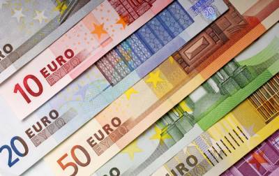 Курс евро немного снизился после бурного роста