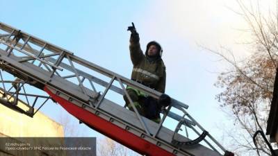 Спасатели тушат пожар в новостройке в Кузьминках