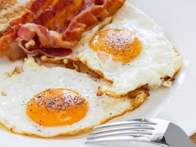 Диетологи рассказали, кому нельзя есть жареные яйца