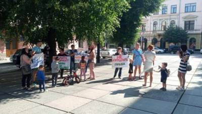 "Нет садика - нет работы": в Черновцах на протест вышли родители дошкольников