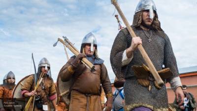 Мужчина в костюме викинга в Йолдинге нанес женщине серьезное ранение мечом