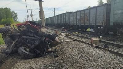 Появилось видео фатального столкновения поезда и пожарной машины на Алтае