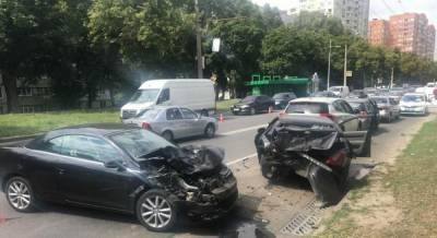 В Харькове столкнулись сразу пять авто, есть раненые (фото)