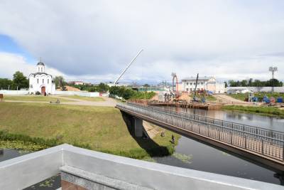 Глава Ростуризма Зарина Догузова и губернатор Игорь Руденя посетили стройку моста через Тьмаку